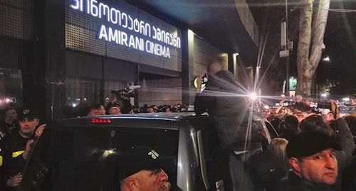 Спецназ возле кинотеатра "Амирами" в Тбилиси. 8 ноября 2019 г. Фото Инны Кукуджановой для "Кавказского узла" Спецназ возле кинотеатра "Амирами" в Тбилиси. 8 ноября 2019 г. Фото Инны Кукуджановой для "Кавказского узла"
