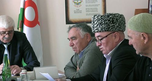 Малсаг Ужахов (второй справа) во время заседания Совета тейпов Ингушетии. Стоп-кадр видео канала YouTube "Буро Магас" https://www.youtube.com/watch?v=wSX5YsxKzrs Малсаг Ужахов (второй справа) во время заседания Совета тейпов Ингушетии. Стоп-кадр видео канала YouTube "Буро Магас" https://www.youtube.com/watch?v=wSX5YsxKzrs