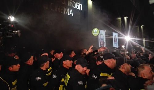 Полицейские оттесняют активистов от кинотеатра "Амирани". Фото Инны Кукуджановой для "Кавказского узла". Полицейские оттесняют активистов от кинотеатра "Амирани". Фото Инны Кукуджановой для "Кавказского узла".