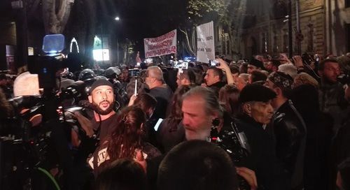 Протестующие у кинотеатра "Амирани". Фото Инны Кукуджановой для "Кавказского узла". Протестующие у кинотеатра "Амирани". Фото Инны Кукуджановой для "Кавказского узла".