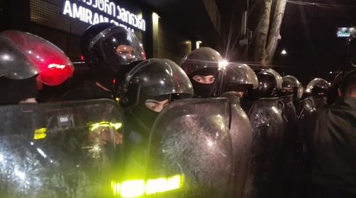 Полицейские у кинотеатра "Амирани" в Тбилиси. Фото Инны Кукуджановой для "Кавказского узла" Полицейские у кинотеатра "Амирани" в Тбилиси. Фото Инны Кукуджановой для "Кавказского узла"