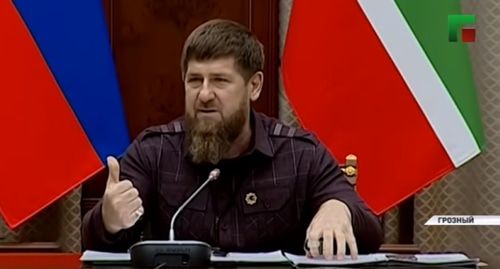 Глава Чечни Рамзан Кадыров во время заседания правительства Чеченской Республики. 5 ноября 2019 года. Стоп-кадр видео YouTube канала "ЧГТРК "Грозный" https://www.youtube.com/watch?v=rPQzE5F2u0w Глава Чечни Рамзан Кадыров во время заседания правительства Чеченской Республики. 5 ноября 2019 года. Стоп-кадр видео YouTube канала "ЧГТРК "Грозный" https://www.youtube.com/watch?v=rPQzE5F2u0w