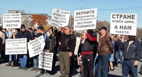 Митинг бывших сотрудников завода "Электроцинк" во Владикавказе 9 ноября 2019 года. Фото Эммы Марзоевой для "Кавказского узла" Митинг бывших сотрудников завода "Электроцинк" во Владикавказе 9 ноября 2019 года. Фото Эммы Марзоевой для "Кавказского узла"