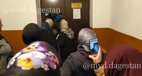 Жители Хасавюрта во время общения с представителями газовой компании. Стоп-кадр видео Instagram https://www.instagram.com/p/B4wojcEquo1/ Жители Хасавюрта во время общения с представителями газовой компании. Стоп-кадр видео Instagram https://www.instagram.com/p/B4wojcEquo1/