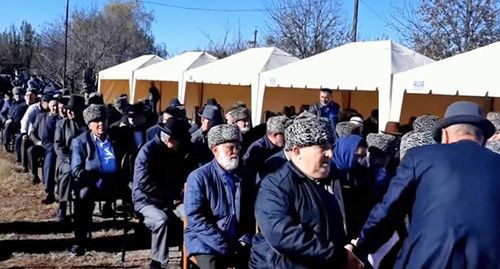 Участники съезда совета ингушских тейпов. 9 ноября 2019 г. Стоп-кадр видео канала Youtube "Руслан Албаков-Мяршхи" https://www.youtube.com/watch?v=IevgTkfvG4k Участники съезда совета ингушских тейпов. 9 ноября 2019 г. Стоп-кадр видео канала Youtube "Руслан Албаков-Мяршхи" https://www.youtube.com/watch?v=IevgTkfvG4k