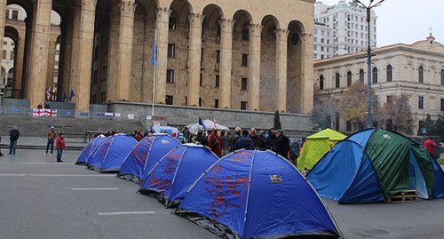 Палатки перед зданием парламента в Тбилиси. 15 ноября 2019 года. Фото Инны Кукуджановой для "Кавказского узла" Палатки перед зданием парламента в Тбилиси. 15 ноября 2019 года. Фото Инны Кукуджановой для "Кавказского узла"
