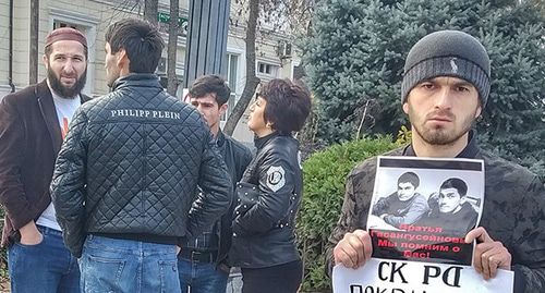 Племянник Муртазали Гасангусейнова Магомед во время одиночного пикета в Махачкале. 15 ноября 2019 г. Фото Ильяса Капиева для "Кавказского узла" Племянник Муртазали Гасангусейнова Магомед во время одиночного пикета в Махачкале. 15 ноября 2019 г. Фото Ильяса Капиева для "Кавказского узла"