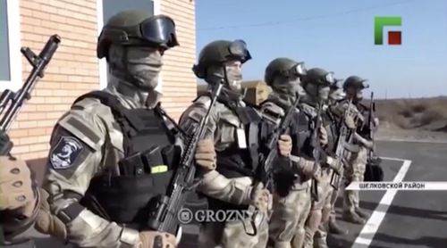 Военнослужащие во время открытия нового КПП на границе Шелковского района Чечни с Дагестаном. Стоп-кадр видео канала Instagram "groznytv". https://www.instagram.com/groznytv/ Военнослужащие во время открытия нового КПП на границе Шелковского района Чечни с Дагестаном. Стоп-кадр видео канала Instagram "groznytv". https://www.instagram.com/groznytv/