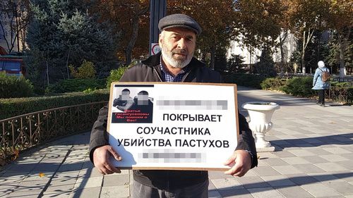 Муртазали Гасангусейнов во время одиночного пикета 16 ноября 2019 года. Фото Ильяса Капиева для "Кавказского узла" Муртазали Гасангусейнов во время одиночного пикета 16 ноября 2019 года. Фото Ильяса Капиева для "Кавказского узла"