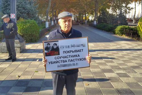 Участник одиночного пикета в поддержку Муртазали Гасангусейнова. Фото Ильяса Капиева для "Кавказского Узла" Участник одиночного пикета в поддержку Муртазали Гасангусейнова. Фото Ильяса Капиева для "Кавказского Узла"