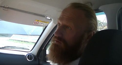 Кадр видео, в котором Дымовский рассказывает оператору, что везет в полицию тротил, чтобы сдать его. Канал в Youtube MrLis2009 https://www.youtube.com/watch?v=L9PyliNYXO Кадр видео, в котором Дымовский рассказывает оператору, что везет в полицию тротил, чтобы сдать его. Канал в Youtube MrLis2009 https://www.youtube.com/watch?v=L9PyliNYXO