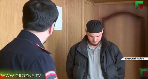 Участник свадебного кортежа извиняется в эфире чеченской телекомпании. Кадр видео ЧГТРК "Грозный" https://www.youtube.com/watch?v=pxkVvJeSBmg Участник свадебного кортежа извиняется в эфире чеченской телекомпании. Кадр видео ЧГТРК "Грозный" https://www.youtube.com/watch?v=pxkVvJeSBmg