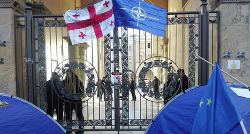 Палатки протестующих у здания парламента в Тбилиси. Фото Инны Кукуджановой для "Кавказского узла" Палатки протестующих у здания парламента в Тбилиси. Фото Инны Кукуджановой для "Кавказского узла"