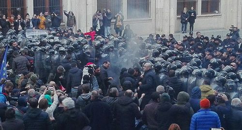 Протестующие и спецназ возле зданию парламента. Тбилиси. 18 ноября 2019 г. Фото Инны Кукуджановой для "Кавказского узла" Протестующие и спецназ возле зданию парламента. Тбилиси. 18 ноября 2019 г. Фото Инны Кукуджановой для "Кавказского узла"