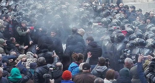 Столкновение протестующих и сотрудников полиции в Тбилиси, 18 ноября 2019 г. Фото Инны Кукуджановой для "Кавказского узла" Столкновение протестующих и сотрудников полиции в Тбилиси, 18 ноября 2019 г. Фото Инны Кукуджановой для "Кавказского узла"