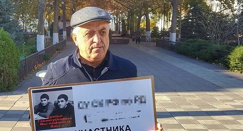 Магомед, участник одиночного пикета в Махачкале. 16 ноября 2019 г. Фото Ильяса Капиева для "Кавказского узла" Магомед, участник одиночного пикета в Махачкале. 16 ноября 2019 г. Фото Ильяса Капиева для "Кавказского узла"