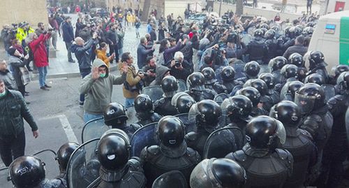 Протестующие перед спецназом в Тбилиси. 18 ноября 2019 года. Фото Инны Кукуджановой для "Кавказского узла" Протестующие перед спецназом в Тбилиси. 18 ноября 2019 года. Фото Инны Кукуджановой для "Кавказского узла"