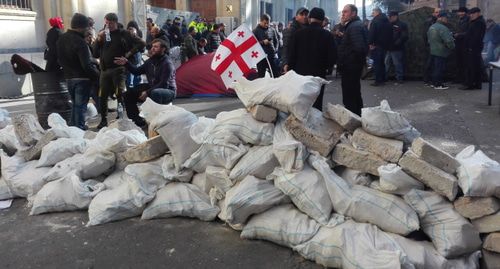 Протестующие построили небольшую баррикаду днем 18 ноября перед парламентом. Фото Инны Кукуджановой для "Кавказского узла". Протестующие построили небольшую баррикаду днем 18 ноября перед парламентом. Фото Инны Кукуджановой для "Кавказского узла".