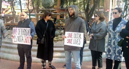 Акция в поддержку врача Важи Гаприндашвили. Фото Галины Готуа для "Кавказского узла" Акция в поддержку врача Важи Гаприндашвили. Фото Галины Готуа для "Кавказского узла"