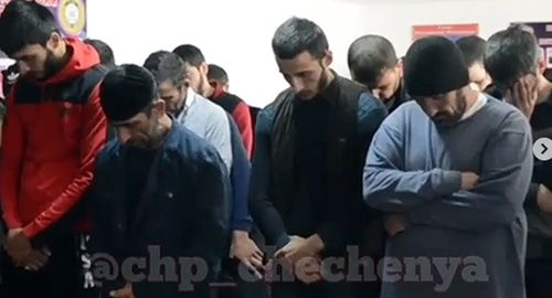 Стоп-кадр видео профилактической беседы, проведенной начальником ОМВД по Гудермесскому району. Канал в Instagram "ЧП/Чечня". https://www.instagram.com/chp_chechenya/ Стоп-кадр видео профилактической беседы, проведенной начальником ОМВД по Гудермесскому району. Канал в Instagram "ЧП/Чечня". https://www.instagram.com/chp_chechenya/