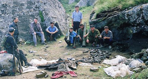 Ополченцы. Ботлихский район, август 1999. Фото Салмана Хасбулаева. Ополченцы. Ботлихский район, август 1999. Фото Салмана Хасбулаева.