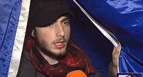 Активист в палатке у здания парламента в Грузии. Кадр видео канала Рустави2 http://rustavi2.ge/ka/news/147624 Активист в палатке у здания парламента в Грузии. Кадр видео канала Рустави2 http://rustavi2.ge/ka/news/147624