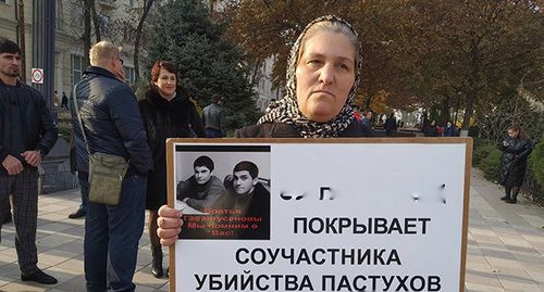 Жительница Махачкалы Мадина во время одиночного пикета в Махачкале. 19 ноября 2019 года. Фото Ильяса Капиева для "Кавказского узла" Жительница Махачкалы Мадина во время одиночного пикета в Махачкале. 19 ноября 2019 года. Фото Ильяса Капиева для "Кавказского узла"