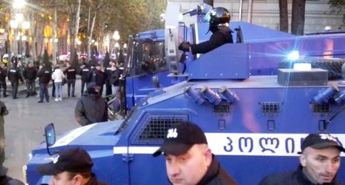 Сотрудники полиции и спецтехника во время разгона акции протеста у здания парламента Грузии. Фото Инны Кукуджановой для "Кавказского узла" Сотрудники полиции и спецтехника во время разгона акции протеста у здания парламента Грузии. Фото Инны Кукуджановой для "Кавказского узла"