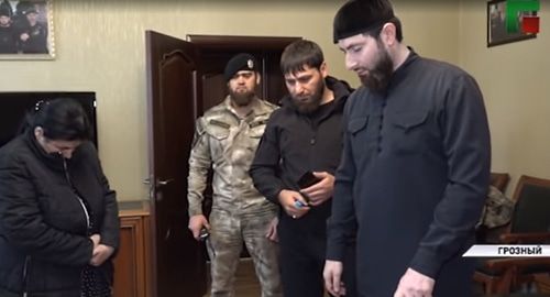 Задержанная жительница Чечни, главный врач Центра исламской медицины Грозного Адам Эльжуркаев, силовики. Скриншот видео канала
ЧГТРК "Грозный https://www.youtube.com/watch?v=yQ2EA0AUhDY&feature=emb_logo Задержанная жительница Чечни, главный врач Центра исламской медицины Грозного Адам Эльжуркаев, силовики. Скриншот видео канала
ЧГТРК "Грозный https://www.youtube.com/watch?v=yQ2EA0AUhDY&feature=emb_logo