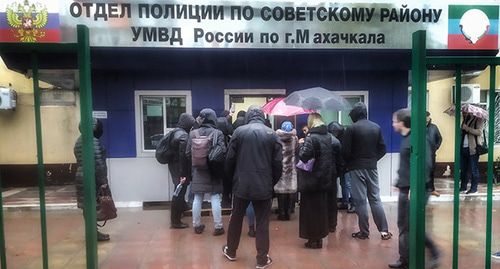 Участники акции в поддержку Муртазали Гасангусейнова собрались у Советского РОВД в Махачкале. 21 ноября 2019 г. Фото Ильяса Капиева для "Кавказского узла" Участники акции в поддержку Муртазали Гасангусейнова собрались у Советского РОВД в Махачкале. 21 ноября 2019 г. Фото Ильяса Капиева для "Кавказского узла"