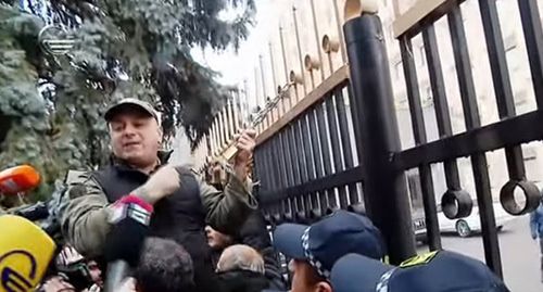 Сторонники оппозиции в Тбилиси повесили символический замок на ограду здания правительства. Стоп-кадр видео канала YouTube "TV IMEDI" https://www.youtube.com/watch?v=dgm7LXcNjn0 Сторонники оппозиции в Тбилиси повесили символический замок на ограду здания правительства. Стоп-кадр видео канала YouTube "TV IMEDI" https://www.youtube.com/watch?v=dgm7LXcNjn0
