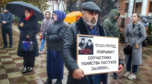 Пикет Муртазали Гасангусейнов и группа поддержки. Фото Ильяса Капиева для "Кавказского узла". Пикет Муртазали Гасангусейнов и группа поддержки. Фото Ильяса Капиева для "Кавказского узла".