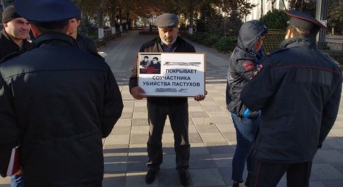 Муртазали Гасангусейнов проводит пикет 17 ноября 2019 года. Фото Ильяса Капиева для "Кавказского узла".
Муртазали Гасангусейнов проводит пикет 17 ноября 2019 года. Фото Ильяса Капиева для "Кавказского узла".