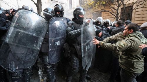 Участники акции протеста против досрочных парламентских выборов в Грузии. Фото: REUTERS/Irakli Gedenidze Участники акции протеста против досрочных парламентских выборов в Грузии. Фото: REUTERS/Irakli Gedenidze