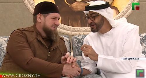 Рамзан Кадыров и шейх Мохаммад бен Зайед Аль Нахайан. Кадр телесюжета ЧГТРК "Грозный" https://www.youtube.com/watch?v=eyiL6ugFT2U Рамзан Кадыров и шейх Мохаммад бен Зайед Аль Нахайан. Кадр телесюжета ЧГТРК "Грозный" https://www.youtube.com/watch?v=eyiL6ugFT2U