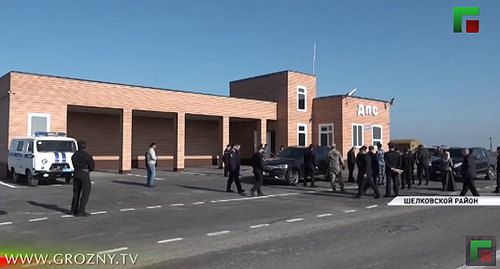 КПП на границе Чечни и Дагестана. Кадр видео ЧГТРК "Грозный" https://www.youtube.com/watch?v=Xo4q3yH-b6s КПП на границе Чечни и Дагестана. Кадр видео ЧГТРК "Грозный" https://www.youtube.com/watch?v=Xo4q3yH-b6s