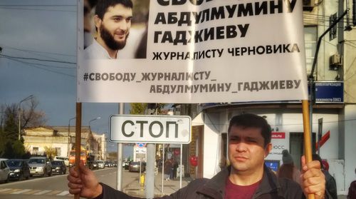 Учредитель "Черновика" Магди Камалов на пикете в Махачкале. 25 ноября 2019 года. Фото Ильяса Капиева для "Кавказского узла" Учредитель "Черновика" Магди Камалов на пикете в Махачкале. 25 ноября 2019 года. Фото Ильяса Капиева для "Кавказского узла"