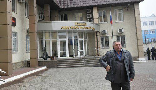 Посетитель и сотрудники спецназа у здания Южного окружного военного суда. Фото Константина Волгина для "Кавказского узла" Посетитель и сотрудники спецназа у здания Южного окружного военного суда. Фото Константина Волгина для "Кавказского узла"