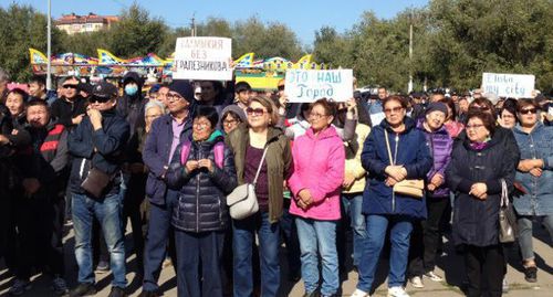 Участники митинга в Элисте против назначения Дмитрия Трапезникова. Фото Алены Садовской для "Кавказского узла", 13 октября 2019 года. Участники митинга в Элисте против назначения Дмитрия Трапезникова. Фото Алены Садовской для "Кавказского узла", 13 октября 2019 года.
