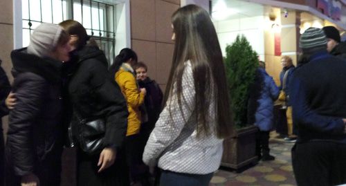 Сторонники задержанных Свидетелей Иеговы у здания Советского районного суда Махачкалы. 25 ноябрь 2019г. Фото Расула Магомедова для "Кавказского узла" Сторонники задержанных Свидетелей Иеговы у здания Советского районного суда Махачкалы. 25 ноябрь 2019г. Фото Расула Магомедова для "Кавказского узла"