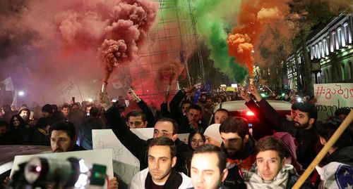 Сторонники оппозиции принимают участие в митинге протеста против правительства и требуют проведения досрочных парламентских выборов в Тбилиси, Грузия, 25 ноября 2019 года. Фото: REUTERS/Ираклий Геденидзе
Сторонники оппозиции принимают участие в митинге протеста против правительства и требуют проведения досрочных парламентских выборов в Тбилиси, Грузия, 25 ноября 2019 года. Фото: REUTERS/Ираклий Геденидзе