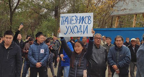 Митинг против Дмитрия Трапезникова в Элисте. Фото Алены Садовской для "Кавказского узла" Митинг против Дмитрия Трапезникова в Элисте. Фото Алены Садовской для "Кавказского узла"