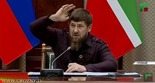 Рамзан Кадыров на заседании правительства Чечни. Кадр видео ЧГТРК "Грозный" https://www.youtube.com/watch?v=rPQzE5F2u0w Рамзан Кадыров на заседании правительства Чечни. Кадр видео ЧГТРК "Грозный" https://www.youtube.com/watch?v=rPQzE5F2u0w