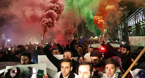 Участники митинга в Тбилиси. 25 ноября 2019 г. Фото: REUTERS/Irakli Gedenidze Участники митинга в Тбилиси. 25 ноября 2019 г. Фото: REUTERS/Irakli Gedenidze
