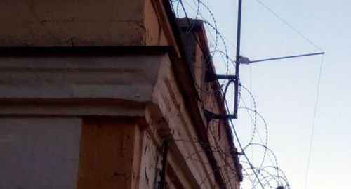 Ограждение режимного объекта. Фото Нины Тумановой для "Кавказского узла" Ограждение режимного объекта. Фото Нины Тумановой для "Кавказского узла"