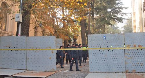 Полицейские возвели вокруг здания железные переносные заборы. Тбилиси, 28 ноября 2019 г. Фото Беслана Кмузова для "Кавказского узла" Полицейские возвели вокруг здания железные переносные заборы. Тбилиси, 28 ноября 2019 г. Фото Беслана Кмузова для "Кавказского узла"