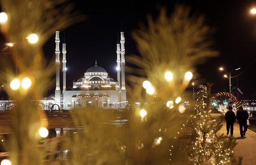 Новогодние украшения на улицах Грозного. Фото: REUTERS/Denis Sinyakov Новогодние украшения на улицах Грозного. Фото: REUTERS/Denis Sinyakov