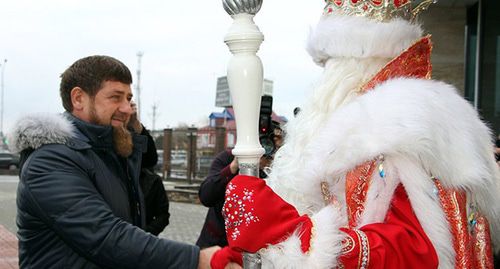 Рамзан Кадыров (слева) и Дед Мороз. Фото: © Лом-Али Лорсанов/ИА "Грозный-информ" Рамзан Кадыров (слева) и Дед Мороз. Фото: © Лом-Али Лорсанов/ИА "Грозный-информ"