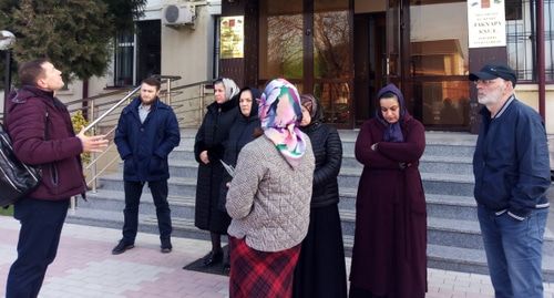 Родители расстрелянных в Чечне дагестанцев перед зданием суда. Фото Расула Магомедова для "Кавказского узла". Родители расстрелянных в Чечне дагестанцев перед зданием суда. Фото Расула Магомедова для "Кавказского узла".