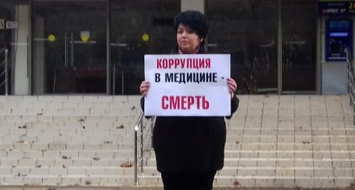 Волкова Юлия - врач на пикете в Сочи. Фото: Валентина Горбунова для "Кавказского узла" Волкова Юлия - врач на пикете в Сочи. Фото: Валентина Горбунова для "Кавказского узла"